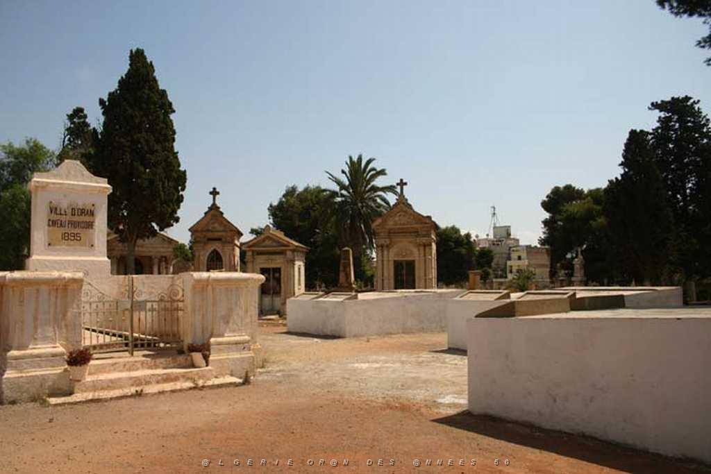 ORAN 2008 CIMETIERE DE TAMASHOUET 107 Ensembleossuaires1.jpg